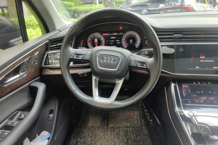Used Audi Q7 2021 45 TFSI quattro S line Sport model Steering Wheel