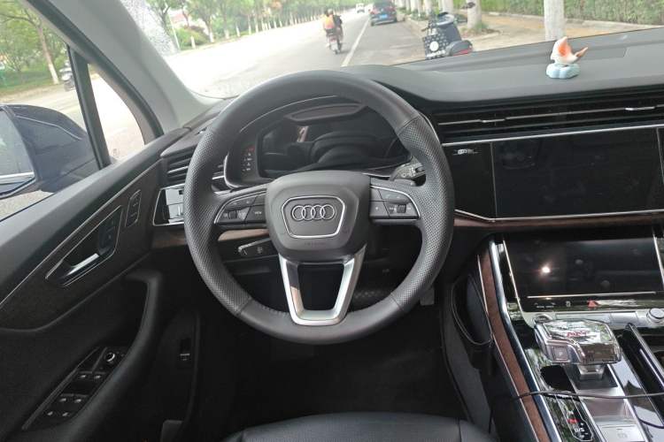 Used Audi Q7 2021 55 TFSI quattro S line Sport model Steering Wheel