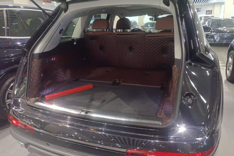 Used Audi Q7 2021 55 TFSI quattro S line Sport model Trunk