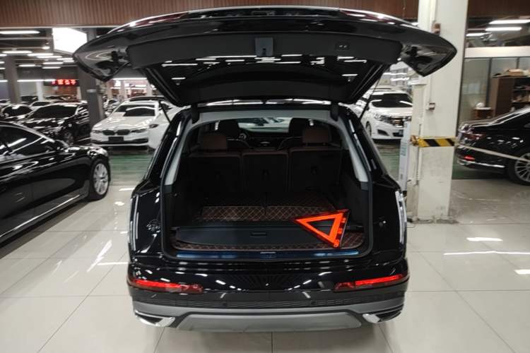 Used Audi Q7 2021 45 TFSI quattro S line Sport model Trunk