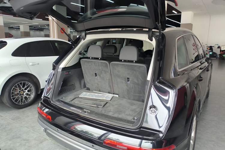 Used Audi Q7 2021 45 TFSI quattro S line Sport model Trunk
