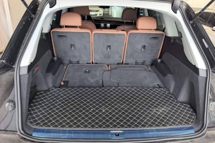 Used Audi Q7 2021 55 TFSI quattro S line Sport model Trunk