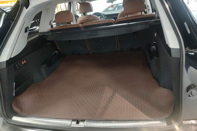 Used Audi Q7 2021 45 TFSI quattro S line Sport model Trunk