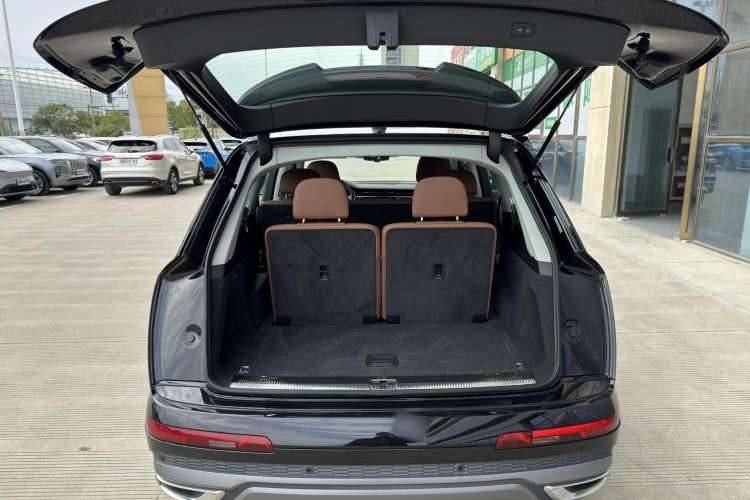 Used Audi Q7 2021 45 TFSI quattro S line Sport model Trunk