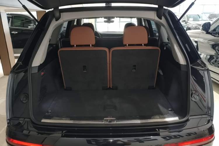 Used Audi Q7 2021 45 TFSI quattro S line Sport model Trunk