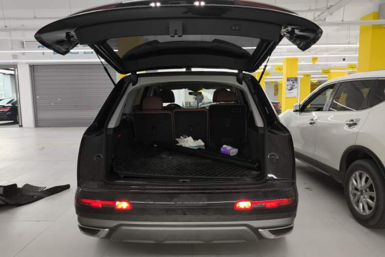 Used Audi Q7 2021 55 TFSI quattro S line Sport model Trunk