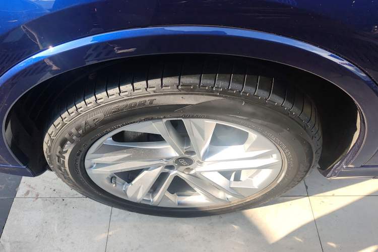 Used Audi Q7 2021 45 TFSI quattro S line Sport model Left Front Wheel Hub