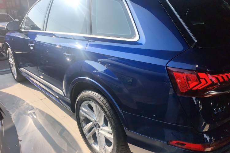 Used Audi Q7 2021 45 TFSI quattro S line Sport model Left Side