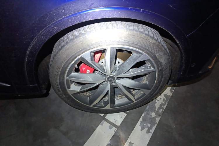 Used Audi Q7 2021 55 TFSI quattro S line Sport model Right Front Wheel Hub