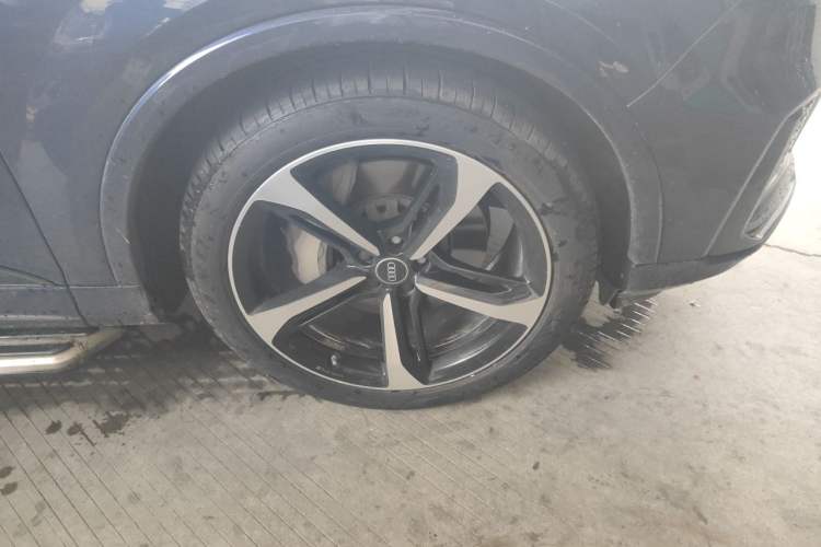 Used Audi Q7 2021 55 TFSI quattro S line Sport model Right Front Wheel Hub