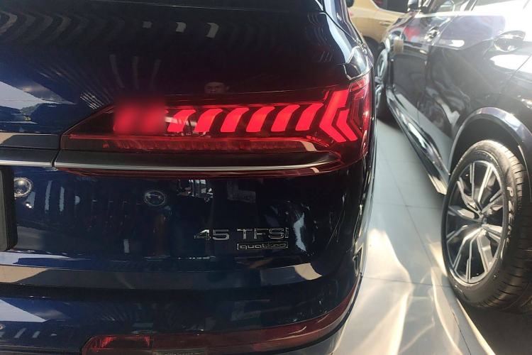 Used Audi Q7 2021 45 TFSI quattro S line Sport model Right Rear Taillight
