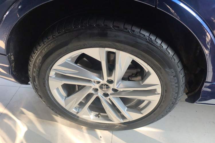 Used Audi Q7 2021 45 TFSI quattro S line Sport model Right Rear Wheel Hub