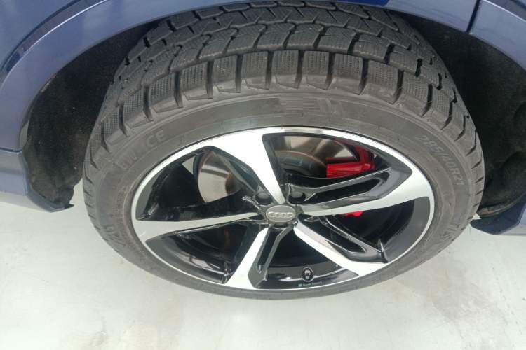 Used Audi Q7 2021 55 TFSI quattro S line Sport model Right Rear Wheel Hub