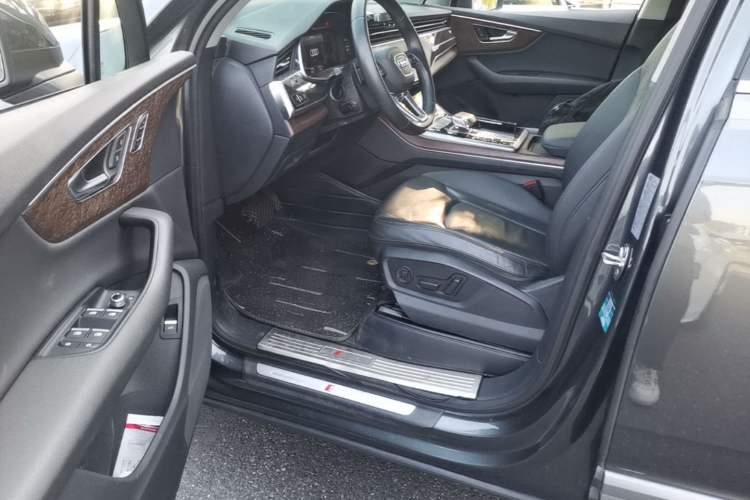 Used Audi Q7 2021 45 TFSI quattro S line Sport model Driver Seat