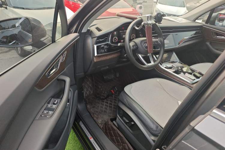 Used Audi Q7 2021 45 TFSI quattro S line Sport model Driver Seat