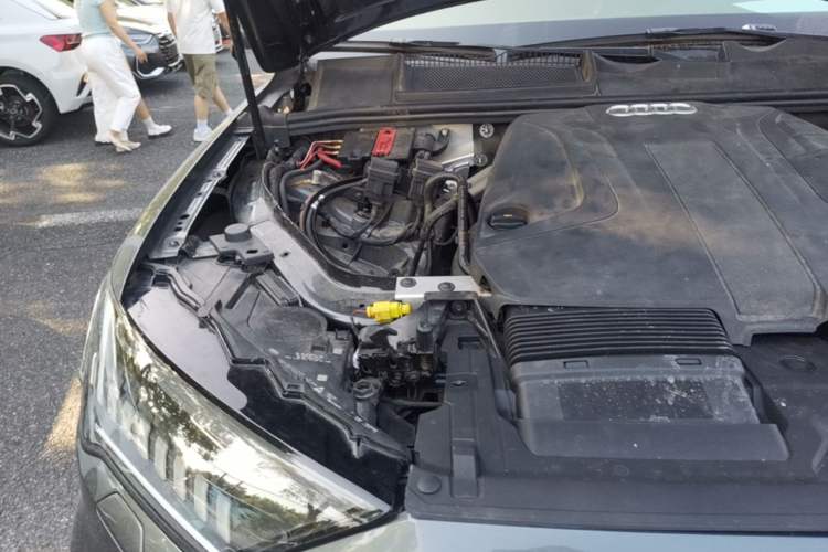 Used Audi Q7 2021 45 TFSI quattro S line Sport model Engine Bay Right