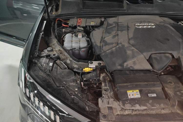 Used Audi Q7 2021 55 TFSI quattro S line Sport model Engine Bay Right