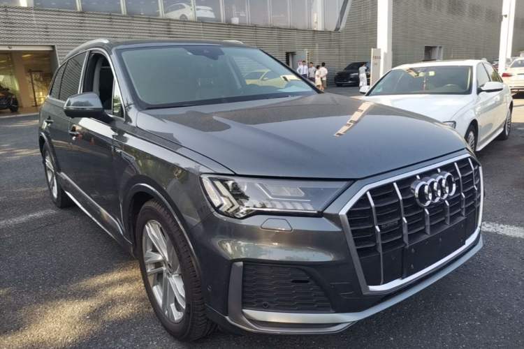Used Audi Q7 2021 45 TFSI quattro S line Sport model Front Right 45 Deg