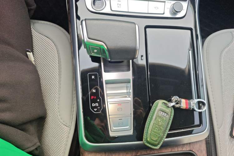 Used Audi Q7 2021 45 TFSI quattro S line Sport model Gear Lever