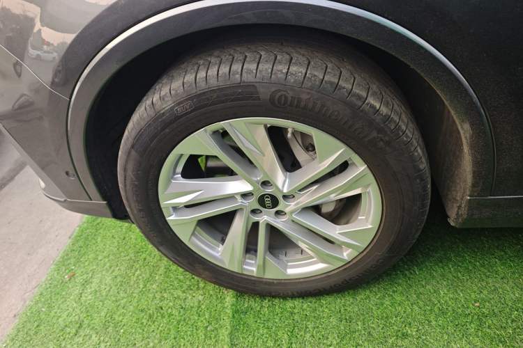 Used Audi Q7 2021 45 TFSI quattro S line Sport model Left Front Wheel Hub