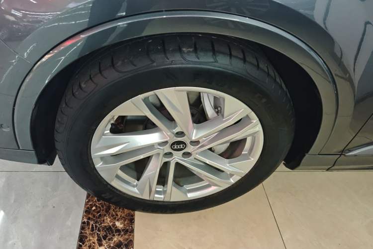 Used Audi Q7 2021 55 TFSI quattro S line Sport model Left Front Wheel Hub