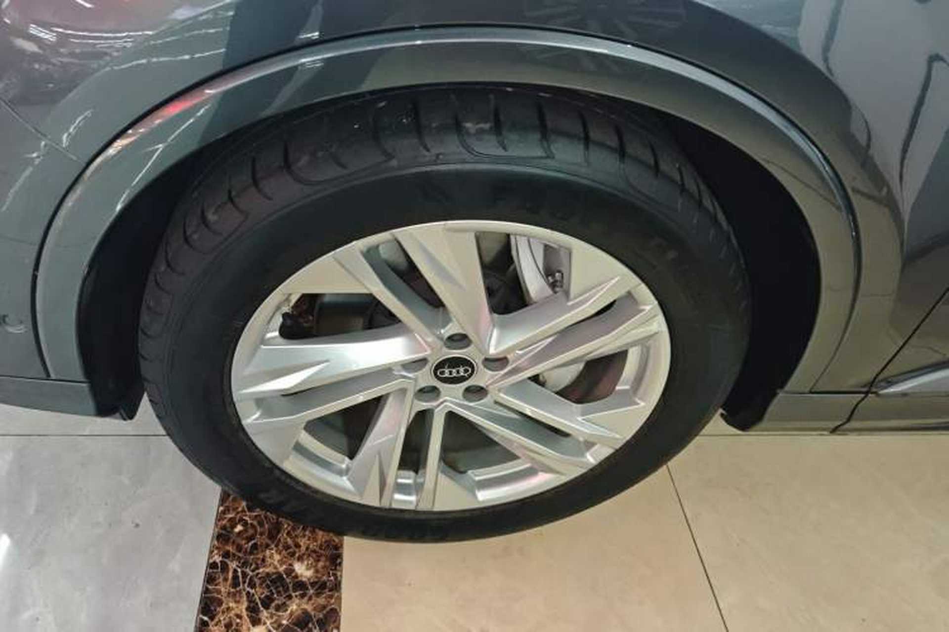 Used Audi Q7 2021 55 TFSI quattro S line Sport model Left Front Wheel Hub