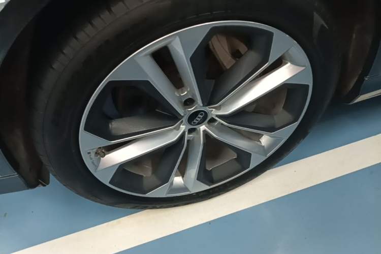 Used Audi Q7 2021 55 TFSI quattro S line Prestige Edition Left Front Wheel Hub