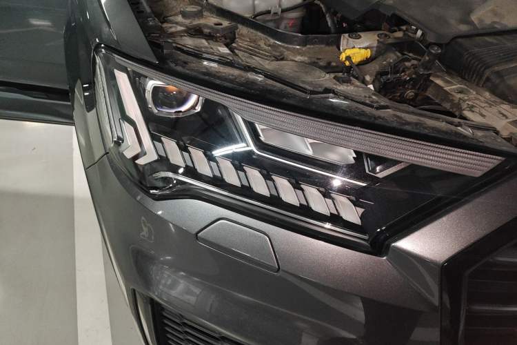 Used Audi Q7 2021 55 TFSI quattro S line Sport model Right Front Headlight