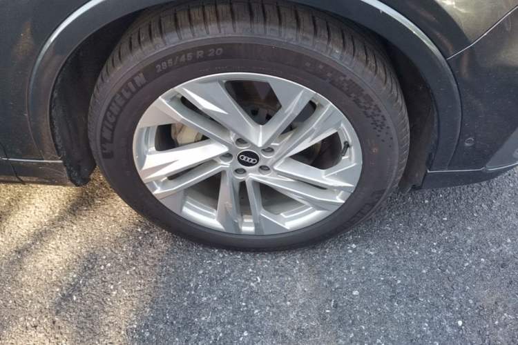 Used Audi Q7 2021 45 TFSI quattro S line Sport model Right Front Wheel Hub