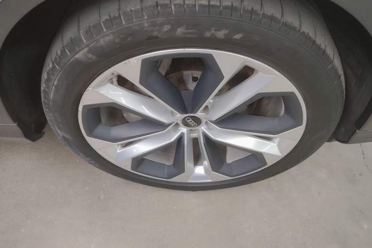 Used Audi Q7 2021 55 TFSI quattro S line Prestige Edition Right Front Wheel Hub