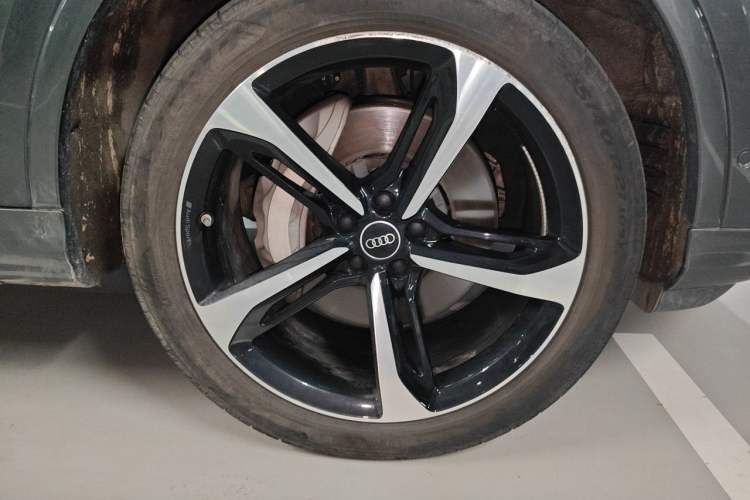 Used Audi Q7 2021 55 TFSI quattro S line Sport model Right Front Wheel Hub