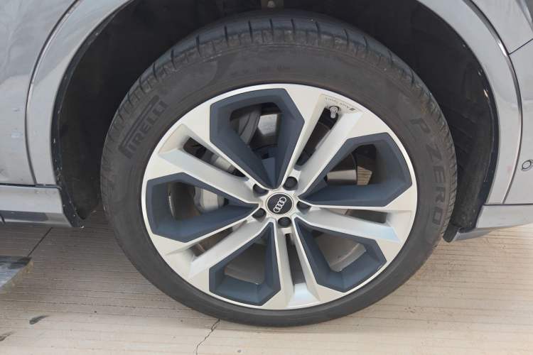 Used Audi Q7 2021 45 TFSI quattro S line Sport model Right Front Wheel Hub