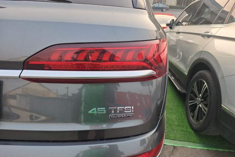 Used Audi Q7 2021 45 TFSI quattro S line Sport model Right Rear Taillight