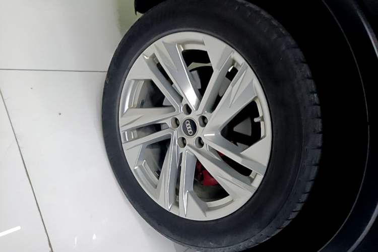 Used Audi Q7 2021 45 TFSI quattro S line Sport model Right Rear Wheel Hub
