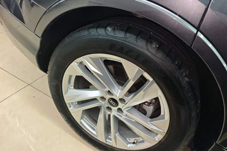 Used Audi Q7 2021 55 TFSI quattro S line Sport model Right Rear Wheel Hub