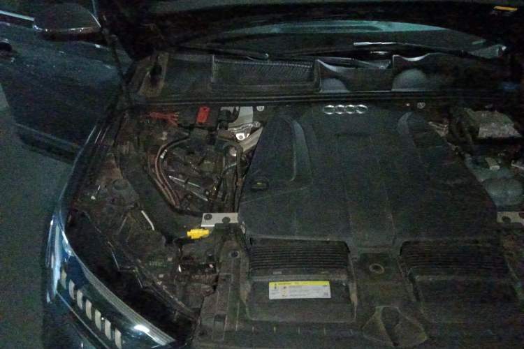 Used Audi Q7 2021 45 TFSI quattro S line Sport model Engine Bay Right