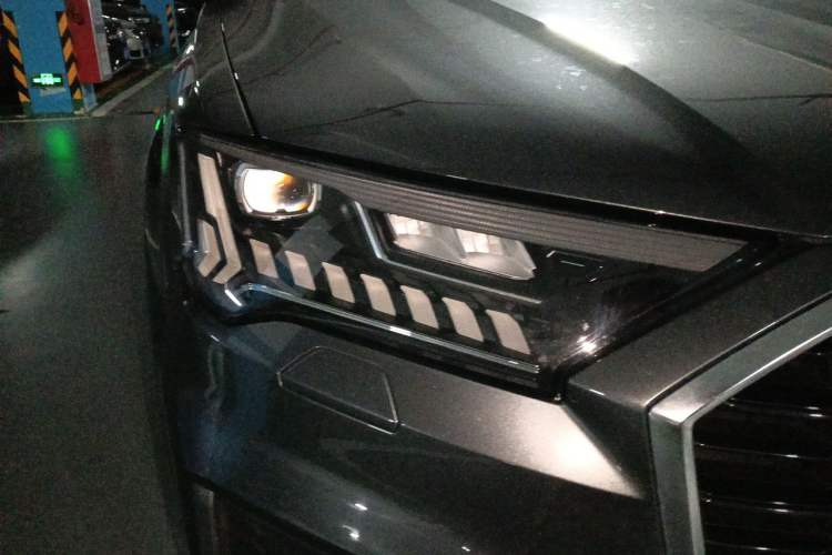 Used Audi Q7 2021 45 TFSI quattro S line Sport model Right Front Headlight