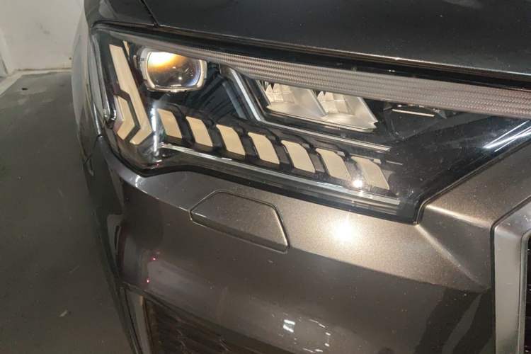 Used Audi Q7 2021 45 TFSI quattro S line Sport model Right Front Headlight