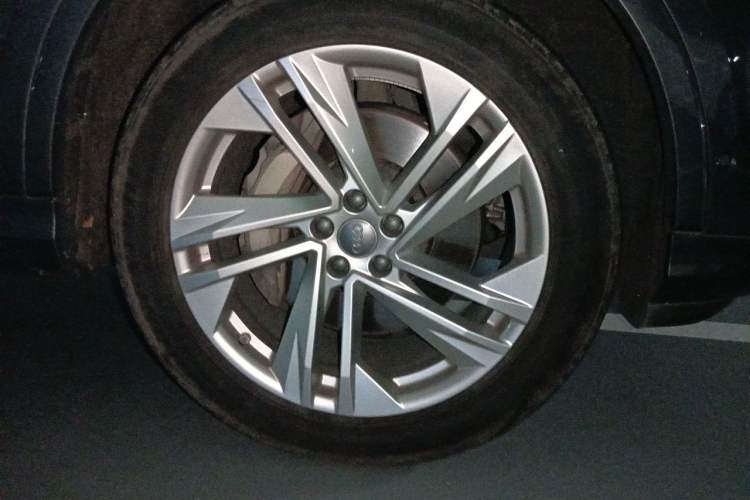 Used Audi Q7 2021 45 TFSI quattro S line Sport model Right Front Wheel Hub