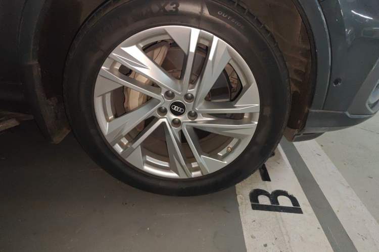 Used Audi Q7 2021 45 TFSI quattro S line Sport model Right Front Wheel Hub
