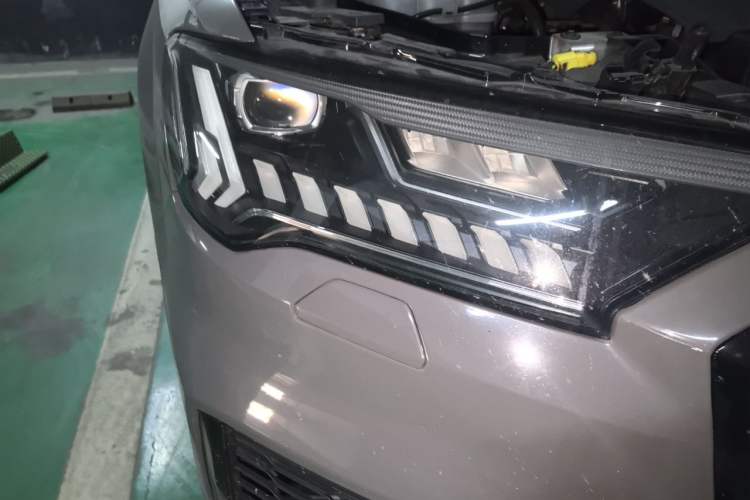 Used Audi Q7 2021 55 TFSI quattro S line Sport model Right Front Headlight
