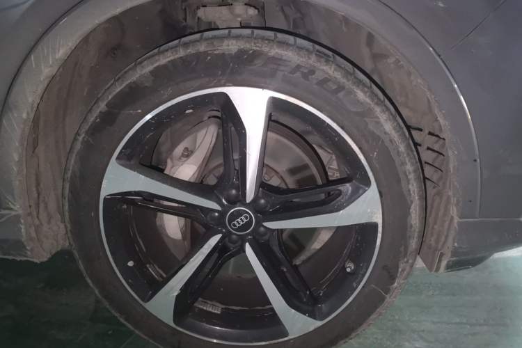 Used Audi Q7 2021 55 TFSI quattro S line Sport model Right Front Wheel Hub