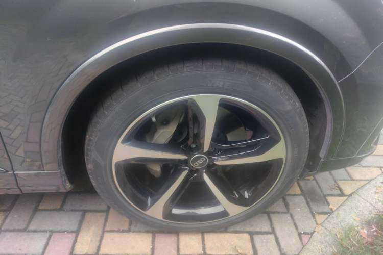 Used Audi Q7 2021 55 TFSI quattro S line Sport model Right Front Wheel Hub