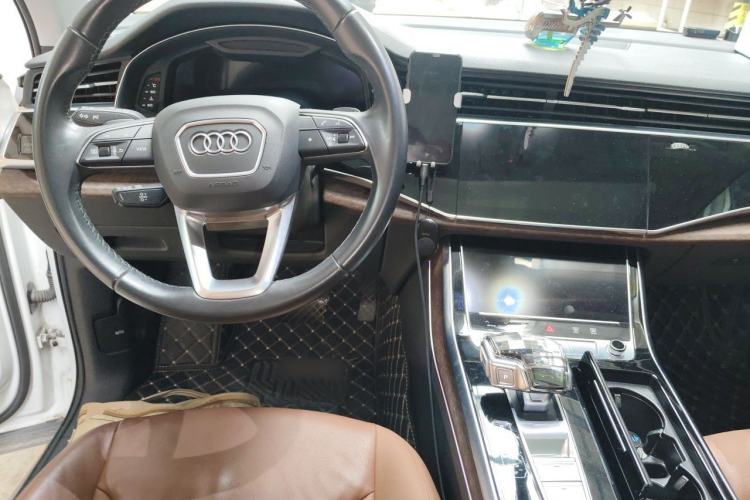 Used Audi Q7 2021 45 TFSI quattro S line Sport model Center Console