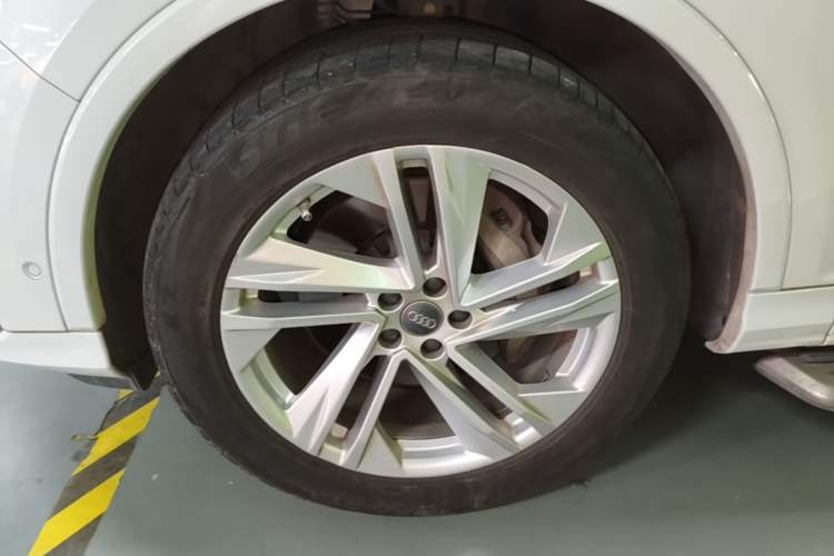 Used Audi Q7 2021 45 TFSI quattro S line Sport model Left Front Wheel Hub
