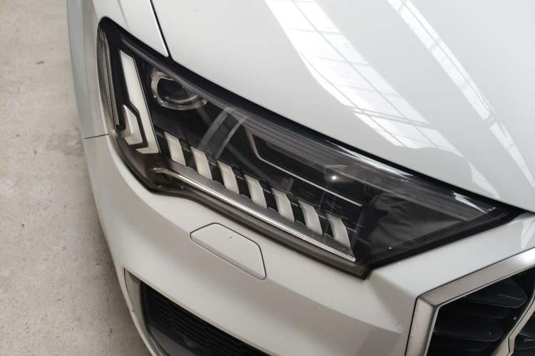 Used Audi Q7 2021 45 TFSI quattro S line Sport model Right Front Headlight