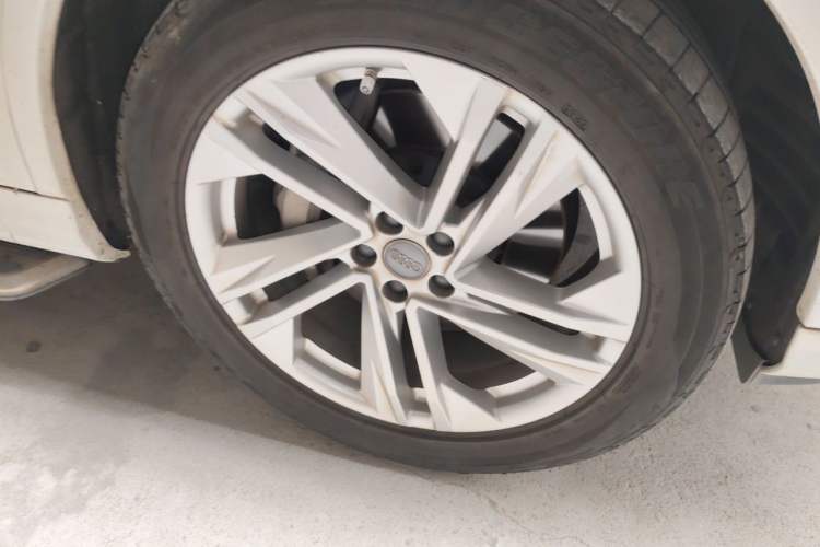 Used Audi Q7 2021 45 TFSI quattro S line Sport model Right Front Wheel Hub