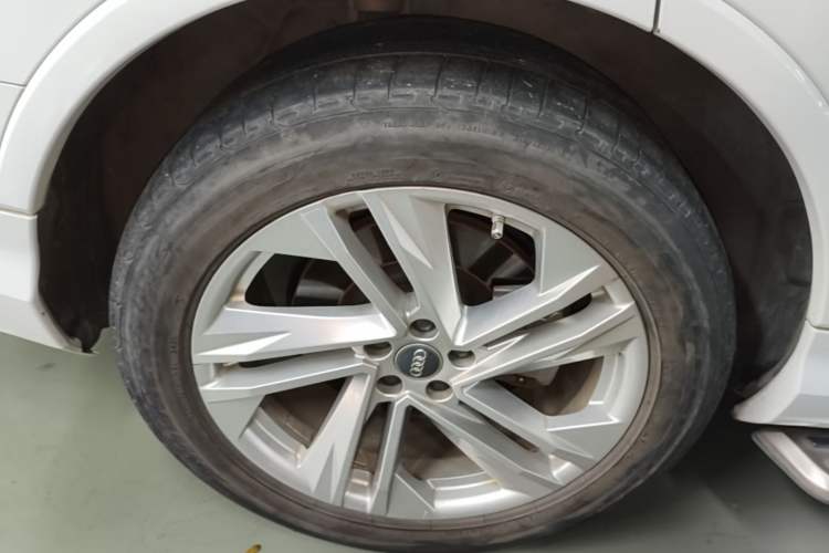 Used Audi Q7 2021 45 TFSI quattro S line Sport model Right Rear Wheel Hub