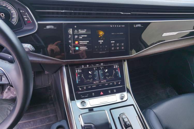 Used Audi Q7 2022 55 TFSI quattro S line Sport model Audio And AC Panel