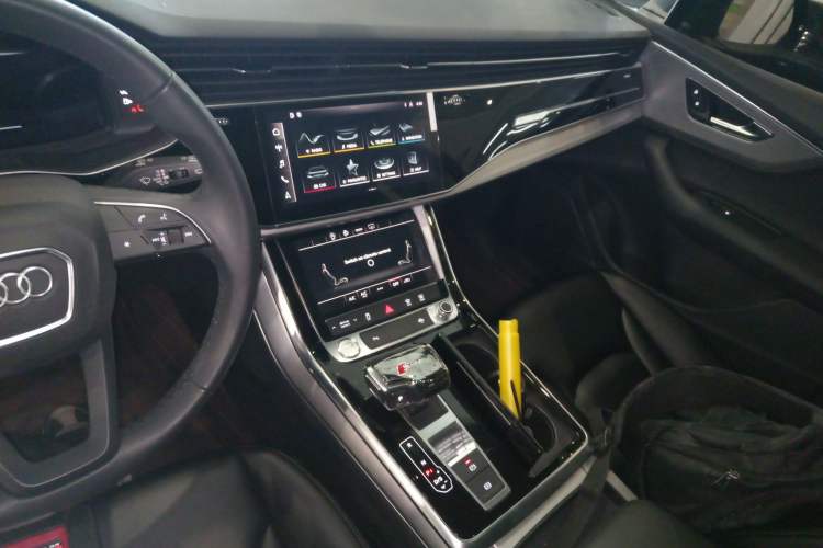 Used Audi Q7 2022 2.0T Standard Version European Specification Audio And AC Panel
